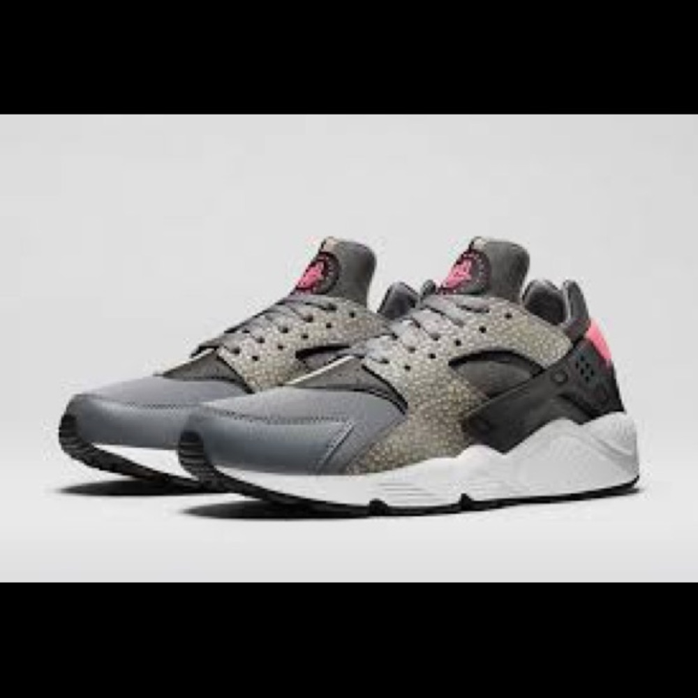 Women’s 8.5 AIR HUARACHE BY- NIKE